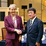 　英国のクーパー外相（左）と握手する茂木外相＝２０日午後、東京都内