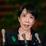 　三陸沖を震源とする地震について記者団の取材に応じる高市首相＝２０日午後７時２４分、首相官邸