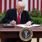 　関税に関する大統領令に署名するトランプ米大統領＝２０２５年４月、ワシントン（ロイター＝共同）