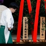 　靖国神社の春季例大祭に合わせて高市首相が奉納した「真榊」（左）＝２１日午前、東京・九段北