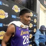 　取材に応じるレーカーズの八村塁＝２０日、エルセグンド（共同）