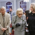 　元米ハワイ州知事ジョージ・アリヨシさん（左）＝２０１５年８月、ホノルル（Ｃｒａｉｇ　Ｔ．Ｋｏｊｉｍａ／Ｈｏｎｏｌｕｌｕ　Ｓｔａｒ-Ａｄｖｅｒｔｉｓｅｒ提供、ＡＰ＝共同）