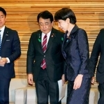 　閣議に臨む高市首相（右から２人目）ら。左端は小泉防衛相＝２１日午前、首相官邸