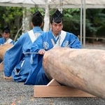 　伊勢神宮内宮で行われた「木造始祭」で、墨打ちのしぐさをする「小工」＝２１日午前、三重県伊勢市