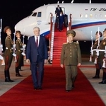 　平壌国際空港に到着したロシアのコロコリツェフ内相（中央左）。右隣は北朝鮮の方頭燮社会安全相＝２０日（共同）