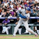 　ロッキーズ戦の３回、右前打を放つドジャース・大谷。昨季からの連続試合出塁を５２に伸ばした＝デンバー（共同）