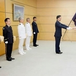 　首相官邸で開かれた自衛隊部隊表彰式＝２１日午前