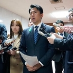 　陸自日出生台演習場の事故について記者団の取材に応じる小泉防衛相＝２１日午後０時５分、国会