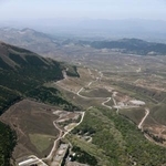 　砲弾破裂事故のあった大分県の陸自日出生台演習場＝２１日午後０時３５分（共同通信社ヘリから）