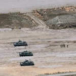 　砲弾破裂事故があった大分県の陸自日出生台演習場に並ぶ戦車＝２１日午後０時４６分（共同通信社ヘリから）