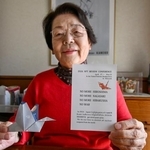 　米ニューヨーク滞在中に配る予定のはがきを持つ山下しのぶさん＝３月、大阪府寝屋川市