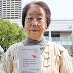 　米ニューヨーク滞在中に配る予定のはがきを持つ今井セイ子さん＝３月、大阪府寝屋川市