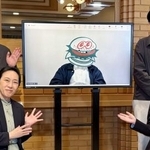 　第４４回向田邦子賞を受賞し、リモートで発表会見に出席した此元和津也さん（中央の画面）と選考委員＝２１日午後、東京都千代田区