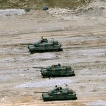 　訓練中に砲弾が破裂する事故のあった戦車（中央）＝２１日午後０時４６分、大分県の陸自日出生台演習場（共同通信社ヘリから）