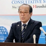 　記者会見する広島市の松井一実市長＝２１日、広島市役所