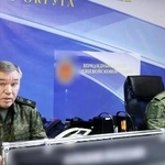 　ウクライナ東部の戦況を報告するゲラシモフ参謀総長（左）。ロシア国防省が２１日公開した映像（ロシア国防省提供・共同、提供元が画像下の文字を加工して消しています）