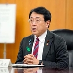 　東京都小笠原村の渋谷正昭村長と面会する赤沢経産相＝２１日午後、経産省