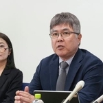 　記者会見する長崎大核兵器廃絶研究センターの河合公明教授（右）＝２１日午後、長崎市