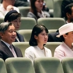 　第４１回世界獣医師会大会に出席された天皇、皇后両陛下と愛子さま＝２１日午前、東京都千代田区