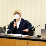 　提訴後に記者会見する原告の男性（左）と代理人弁護士＝２１日午後、東京都内