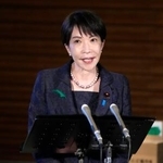 　記者団の取材に応じる高市首相＝２１日午後、首相官邸