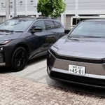 　トヨタ自動車の電気自動車「ｂＺ４Ｘ」（右）と「ｂＺ４Ｘツーリング」