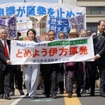 　伊方原発３号機の運転差し止めを求めた訴訟の控訴審第１回口頭弁論のため、高松高裁に向かう原告ら＝２１日午後