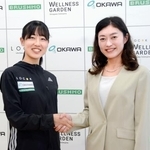 　ＬＯＣＯＫ陸上部の新体制発表記者会見で握手する岡田久美子監督（右）と梅野倖子＝２１日、東京都品川区