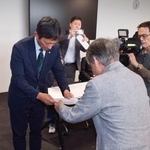 　輸送機Ｖ２２オスプレイの訓練許可取り消しを求める要請書を受け取る熊本県八代市の小野泰輔市長（奥）＝２１日午後、八代市役所