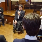 　講演後、学生と話す林浩輝さん＝２１日午後、京都市上京区の同志社大