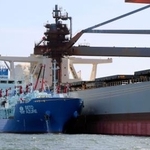 　大型の鉄鋼原料船（右）にＬＮＧを供給する船＝２１日午後、広島県福山市