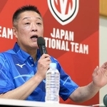 　記者会見でパリ五輪のバレーボール女子日本代表選手を発表し、質問に答える真鍋政義監督＝２０２４年７月、味の素ナショナルトレーニングセンター