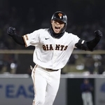 　７回、逆転２点打を放ちガッツポーズする巨人・平山＝長野