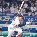 　６回ロッテ２死一、二塁、西川が右翼線に２点二塁打を放つ＝ＺＯＺＯマリン