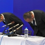 　記者会見で謝罪するモンテディオ山形の相田健太郎社長（右）＝２１日午後、山形県天童市