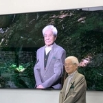 　養老孟司さん（手前）と「ＡＩ養老先生」（東京工科大提供）