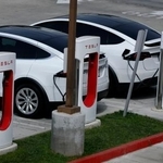 　米カリフォルニア州の急速充電ステーションで充電中のテスラ車＝３月３０日（ゲッティ＝共同）