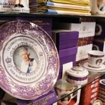 　ロンドンの土産物店に並ぶ故エリザベス女王の顔があしらわれた食器＝２１日（共同）