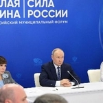 　２１日、ロシアのモスクワ州で開かれた地方自治体の代表者との会合で発言するプーチン大統領（中央）（ロシア大統領府提供・共同）