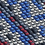 　横浜港で船積みを待つ自動車＝２０２５年９月