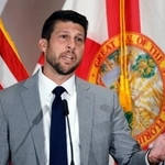 　２０２５年８月、米南部フロリダ州で記者会見で話すウスマイヤー司法長官（ＡｍｙＢｅｔｈＢｅｎｎｅｔｔ／ＳｏｕｔｈＦｌｏｒｉｄａＳｕｎ-Ｓｅｎｔｉｎｅｌ提供・ＡＰ＝共同）