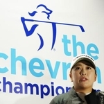 　記者会見する西郷真央＝２１日、メモリアルパーク・コース（共同）