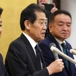 　参拝を終え、記者会見する「みんなで靖国神社に参拝する国会議員の会」の逢沢一郎会長（中央）＝２２日午前、東京・九段北の靖国神社