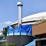 　「東京ドームシティアトラクションズ」での死亡事故を受け、現場検証に向かう警視庁の捜査員＝２２日午前９時２０分、東京都文京区