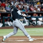 　ダイヤモンドバックス戦の２回、４試合連続本塁打となる９号ソロを放つホワイトソックス・村上＝フェニックス（共同）