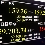 　前日終値からの上げ幅が一時３００円を超えた日経平均株価を示すモニター＝２２日午前、東京・東新橋