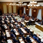 　国会内で開かれた衆院内閣、法務、外務、安全保障４委員会の連合審査会＝２２日午前