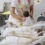 　新生児室の赤ちゃん