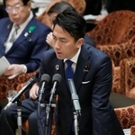 　衆院内閣、法務、外務、安全保障４委員会の連合審査会で、中道改革連合の長妻昭氏の質疑に答弁する小泉防衛相＝２２日午前
