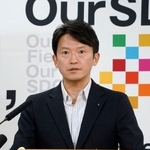 　記者会見する兵庫県の斎藤元彦知事＝２２日午後、兵庫県庁